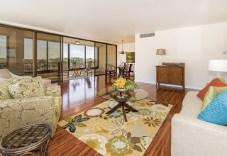 Kahala 3-Bedroom Condo Next Door to Mall & Minutes to Beach